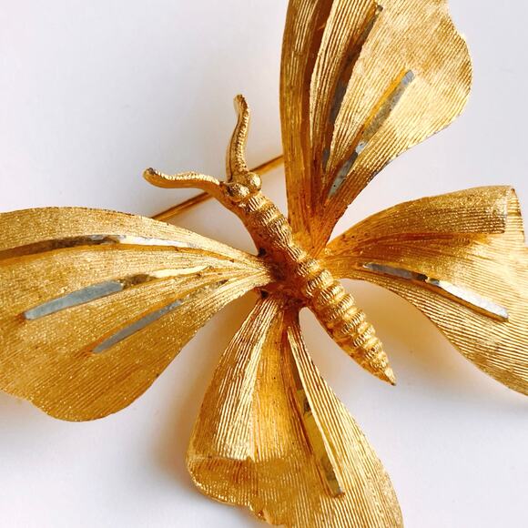 VTG Signed BSK Brooch 1960s Butterfly Textured Gold Tone Pin Mid Century - Picture 2 of 10